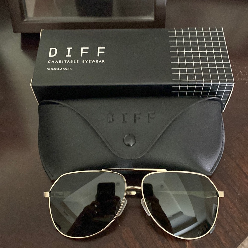 Diff Owen sunglasses NIB gold